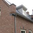 Muurafdekkers, raamdorpels, raamornamenten en steunberen uitgevoerd in belgisch hardsteen